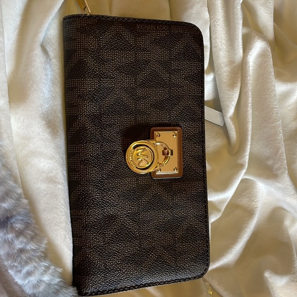 Authentic Michael Kors Zippy Wallet - Picture 7 of 14